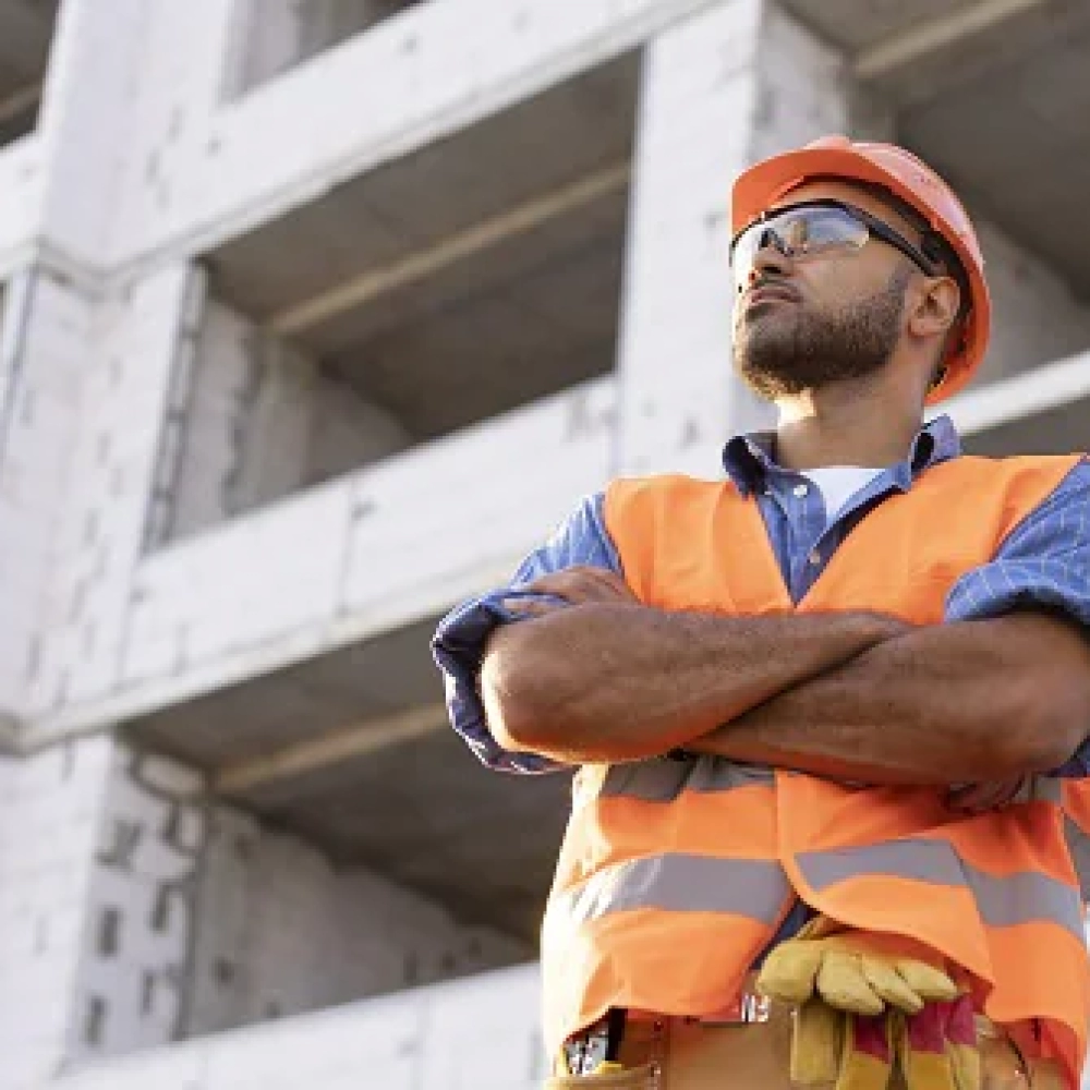 trabalhador-em-um-predio-de-construcao-civil-1